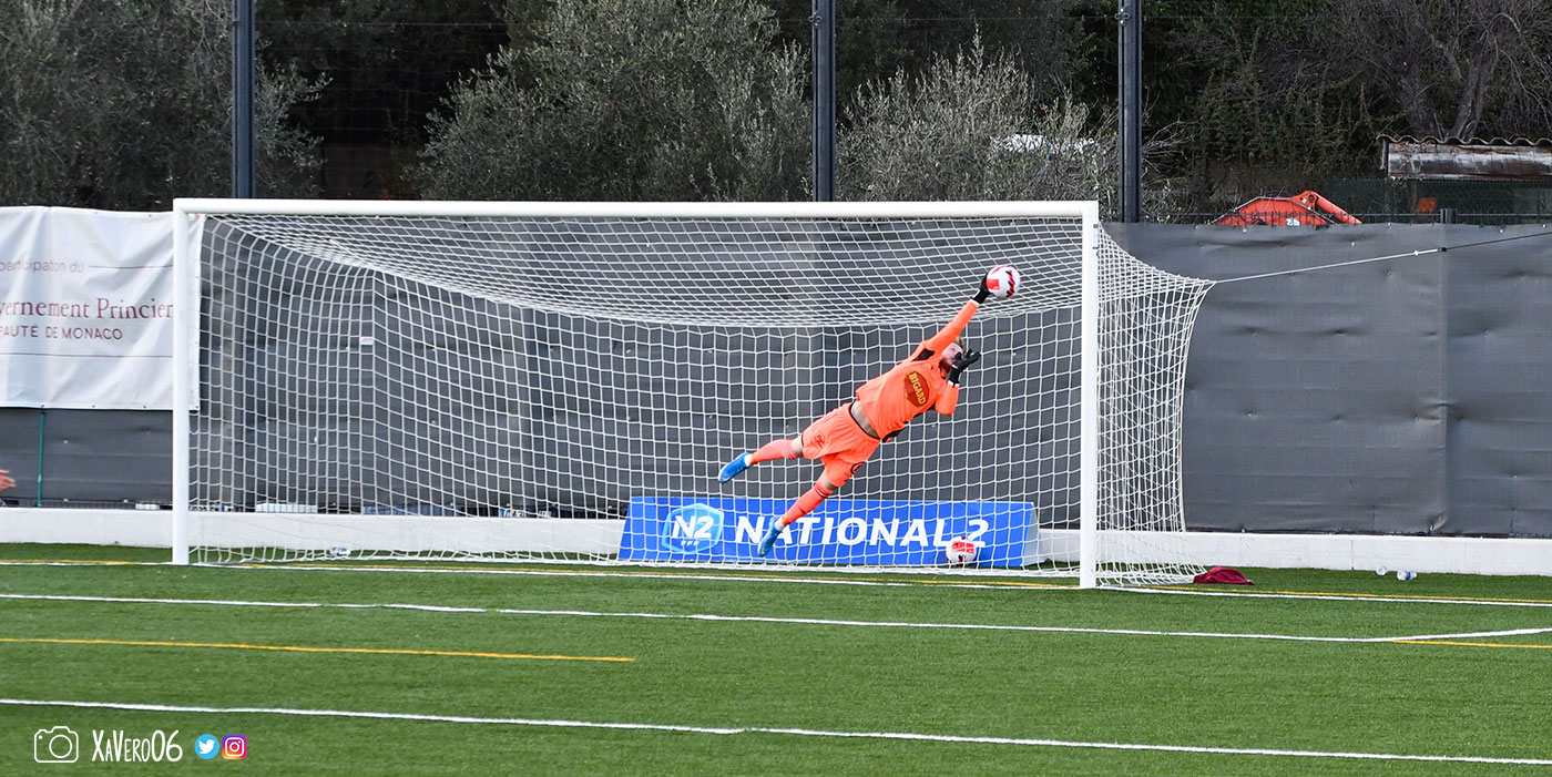 ...redescend vers la lucarne, le portier claque en corner
