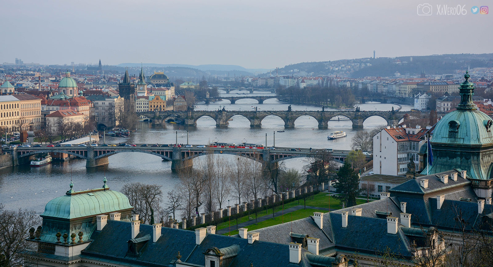 Le Pont Charles sur la Vltava traversant Prague