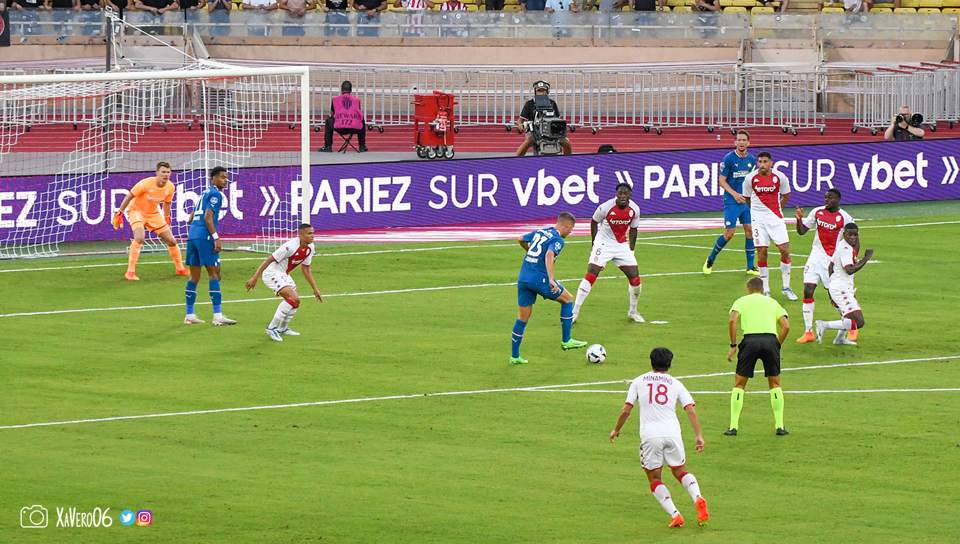 ...le ballon revient sur Veerman qui contrôle...