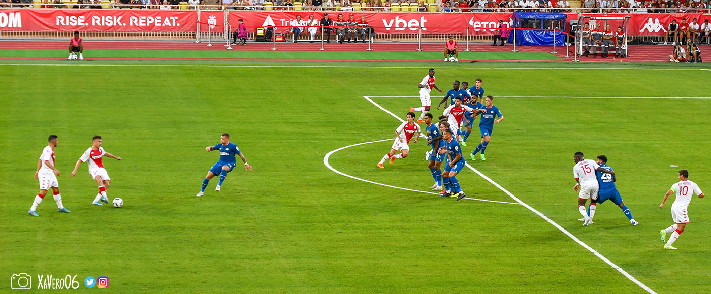 ...Volland et Golovin combinent encore et Golo fait une passe...