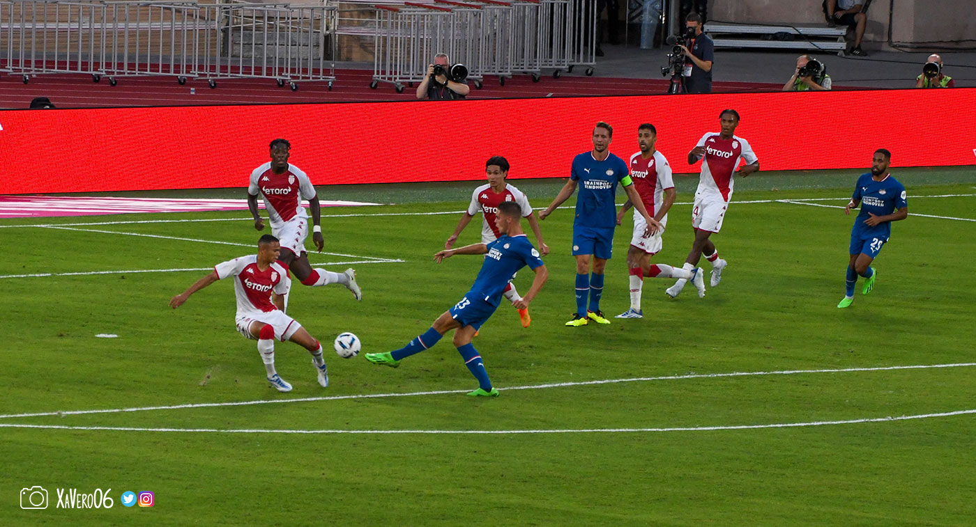 De Jong en retrait pour la frappe de Veerman...