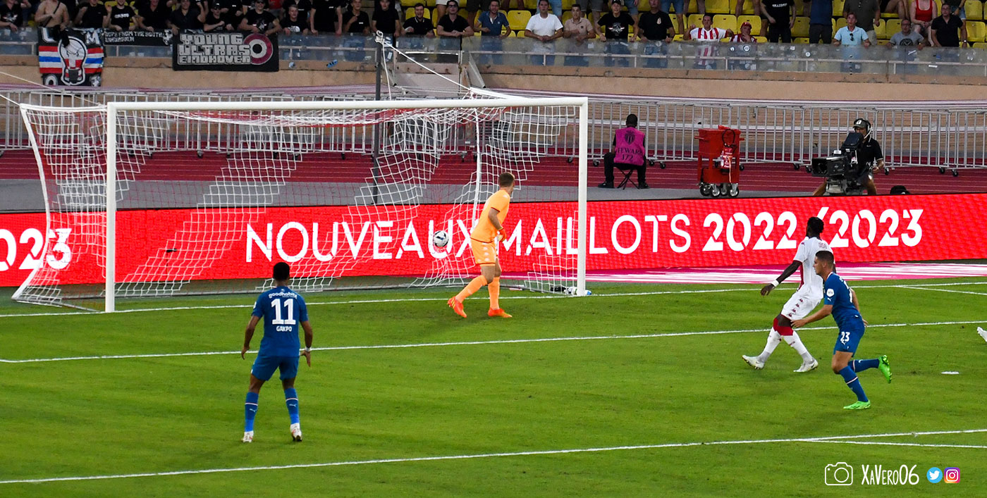 ...et le ballon termine au fond de ses filets...