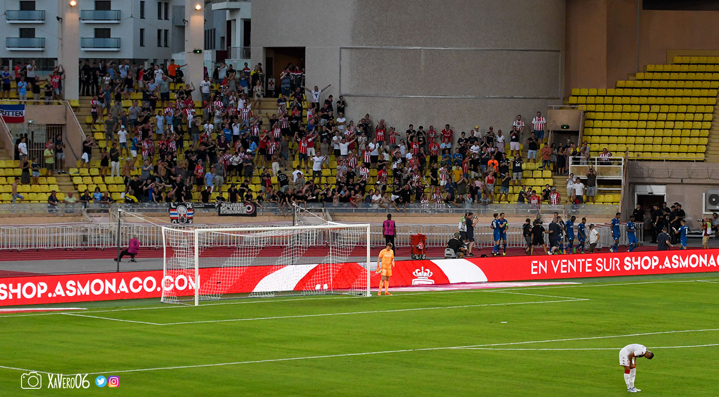 ...et va fêter son but avec ses supporters...