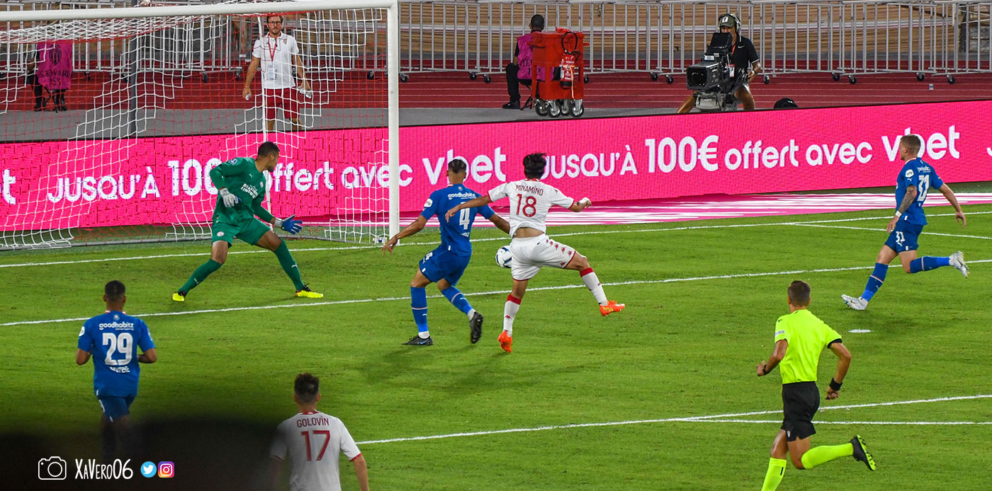 ...mais le ballon ne prend pas la direction du cadre...