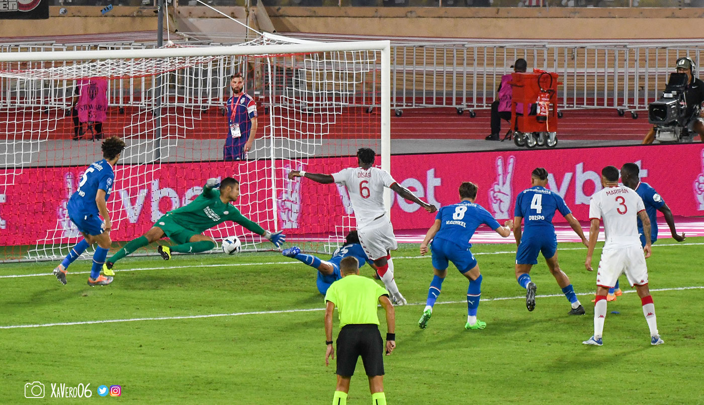 ...le ballon a pris la direction du but...