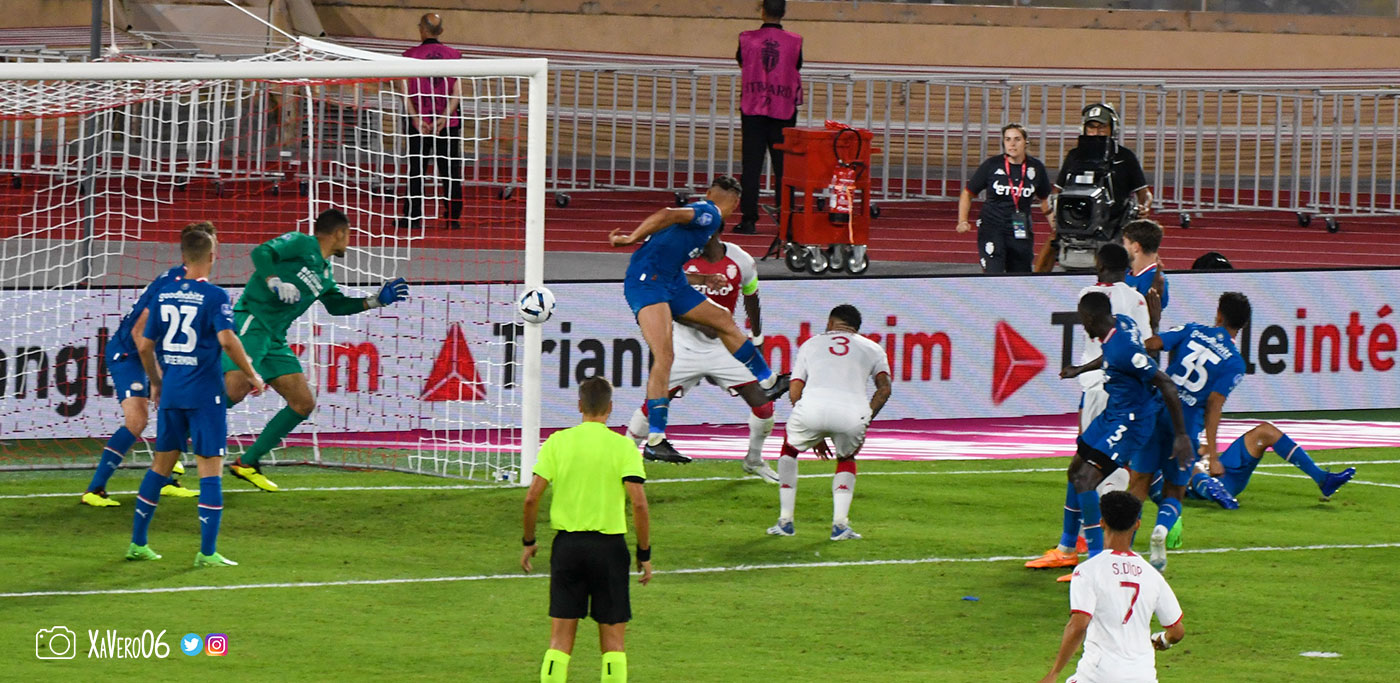 ...le ballon vient taper le poteau de Benitez, battu...